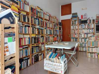 Ma all�interno del negozio la colorata offerta letteraria � davvero ampia...